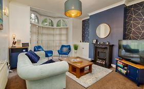 Pass The Keys 2 Bed Flat In Old School House